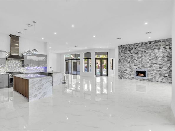 2530 Montclaire Cir, Weston FL 33327