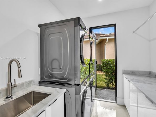 2530 Montclaire Cir, Weston FL 33327