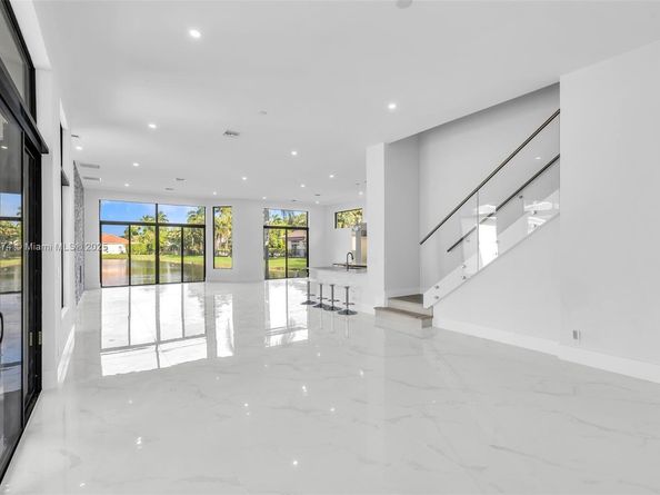 2530 Montclaire Cir, Weston FL 33327