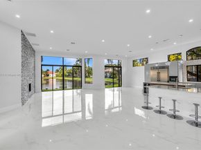 2530 Montclaire Cir, Weston FL 33327