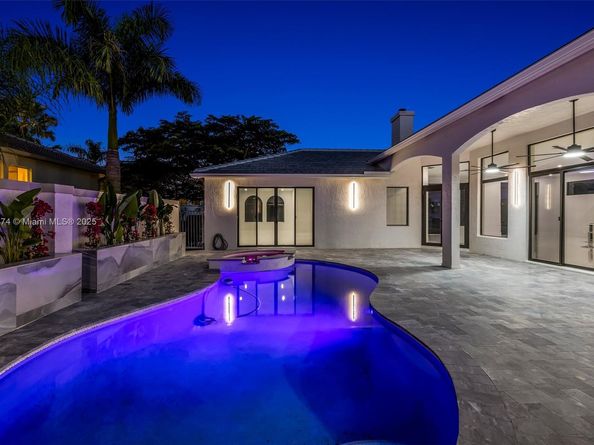 2530 Montclaire Cir, Weston FL 33327
