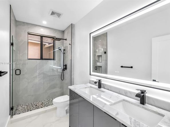 2530 Montclaire Cir, Weston FL 33327