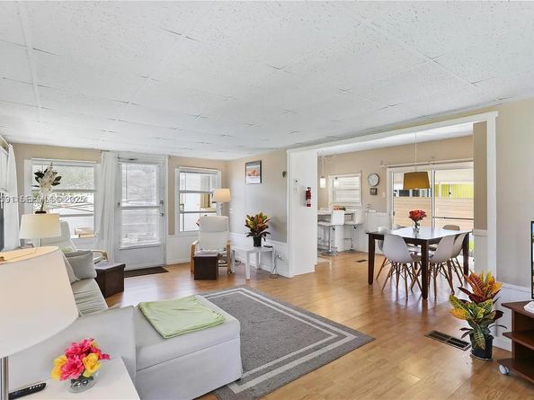 8616 SW 16th Pl, Davie FL 33324