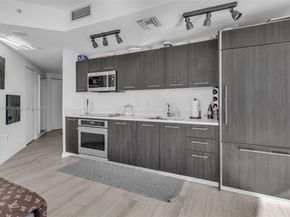 55 SW 9th St 3703, Miami FL 33130