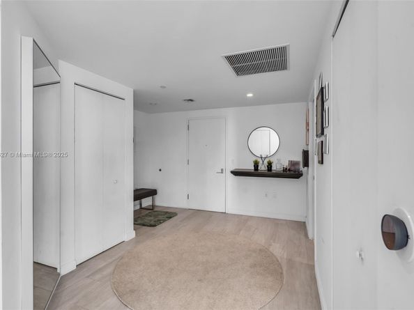 55 SW 9th St 3703, Miami FL 33130