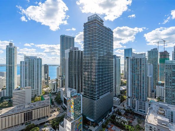 55 SW 9th St 3703, Miami FL 33130