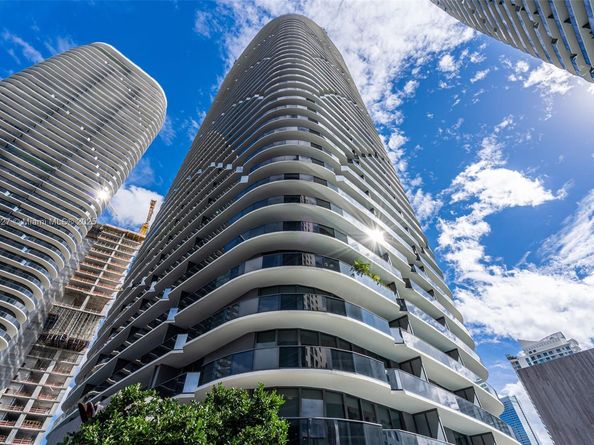 55 SW 9th St 3703, Miami FL 33130