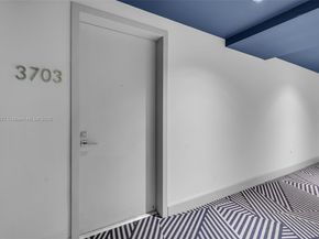 55 SW 9th St 3703, Miami FL 33130