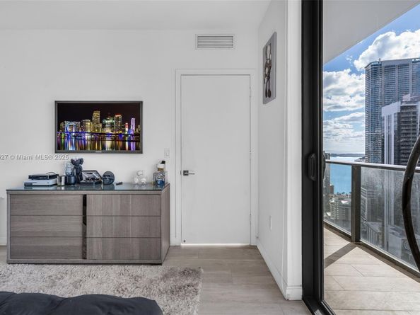 55 SW 9th St 3703, Miami FL 33130