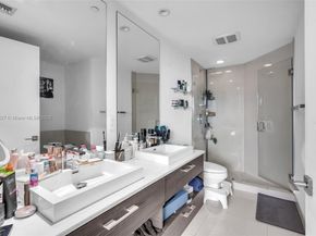 55 SW 9th St 3703, Miami FL 33130