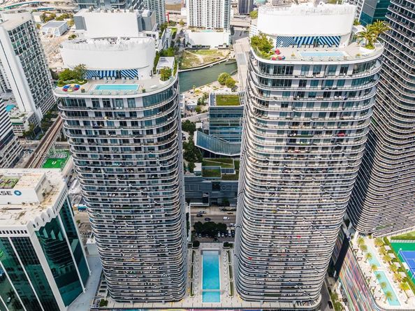 55 SW 9th St 3703, Miami FL 33130