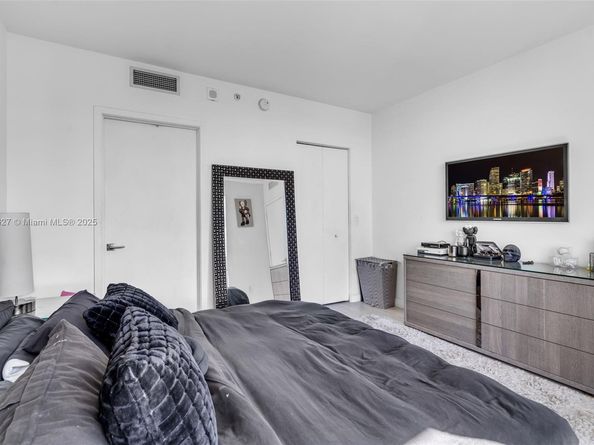 55 SW 9th St 3703, Miami FL 33130