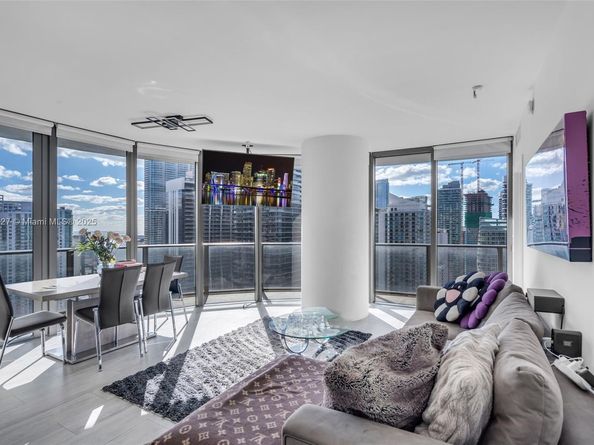 55 SW 9th St 3703, Miami FL 33130