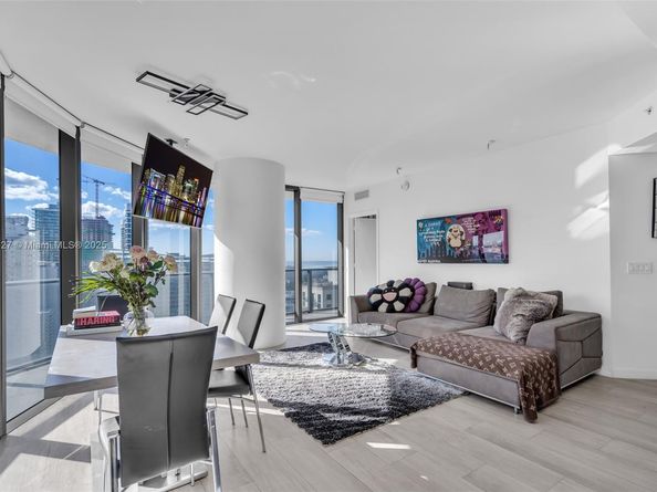 55 SW 9th St 3703, Miami FL 33130