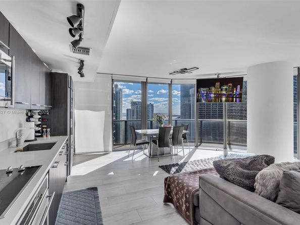 55 SW 9th St 3703, Miami FL 33130