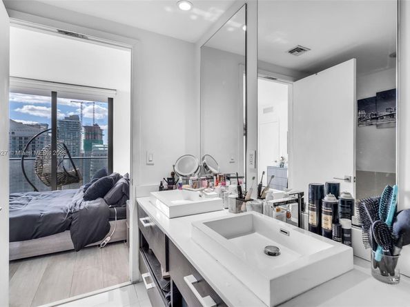 55 SW 9th St 3703, Miami FL 33130