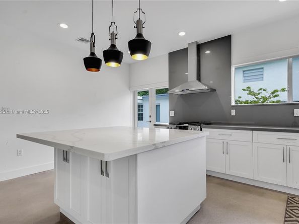 2247 NW 2nd St, Miami FL 33125