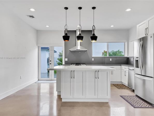 2247 NW 2nd St, Miami FL 33125