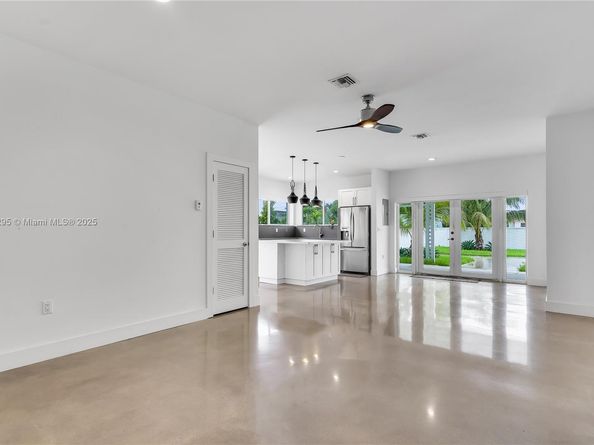 2247 NW 2nd St, Miami FL 33125