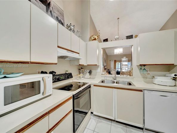 3100 NW 46th St 203, Oakland Park FL 33309