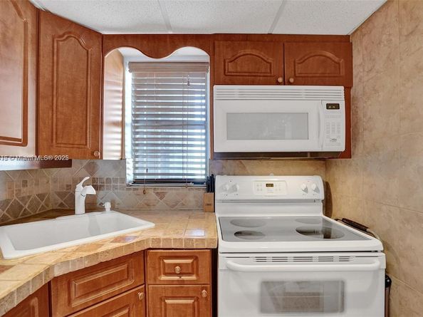 7620 Carlyle Ave 703, Miami Beach FL 33141