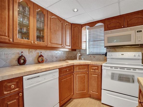 7620 Carlyle Ave 703, Miami Beach FL 33141