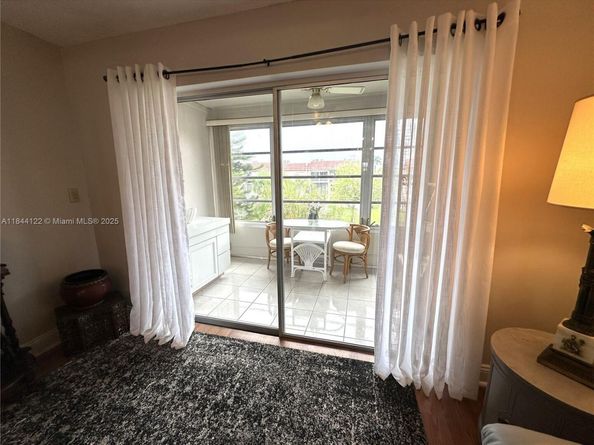 9400 Sunrise Lakes Blvd 305, Sunrise FL 33322