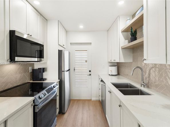 2200 Diana Dr 205, Hallandale Beach FL 33009