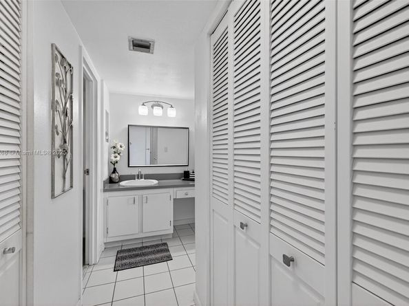3675 N Country Club Dr 401, Aventura FL 33180