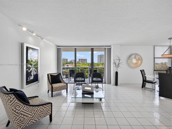 3675 N Country Club Dr 401, Aventura FL 33180
