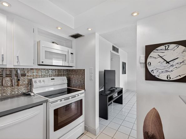 3675 N Country Club Dr 401, Aventura FL 33180
