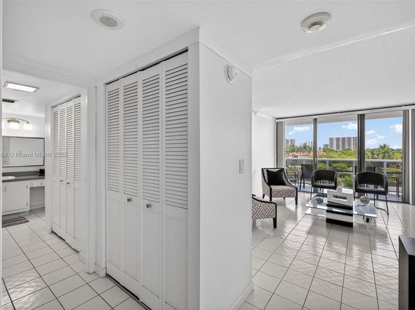 3675 N Country Club Dr 401, Aventura FL 33180