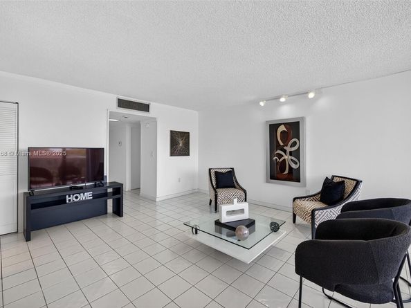 3675 N Country Club Dr 401, Aventura FL 33180