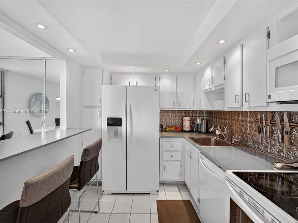 3675 N Country Club Dr 401, Aventura FL 33180