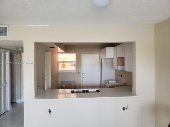 215 SE 3rd Ave 302D, Hallandale Beach FL 33009