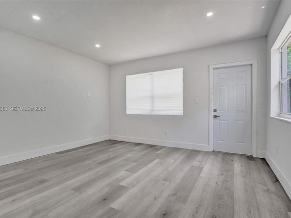 1041 NE 169th St, Miami FL 33162