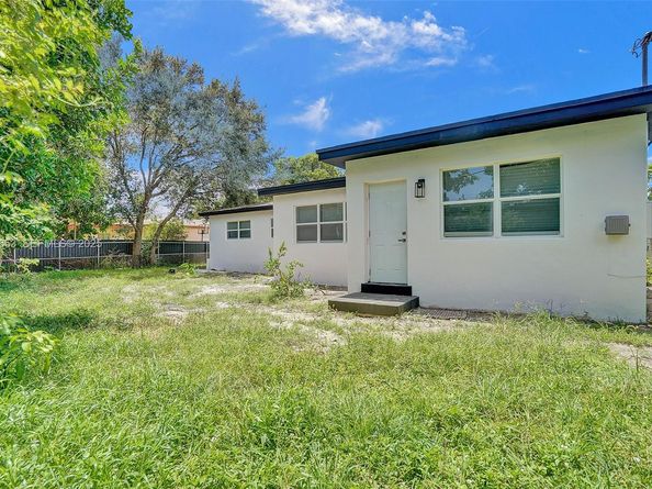 1041 NE 169th St, Miami FL 33162