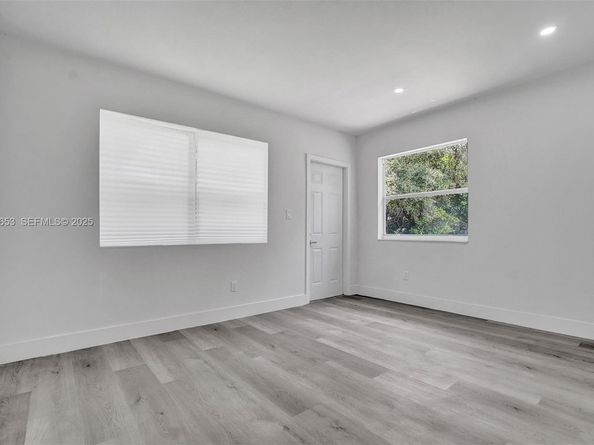 1041 NE 169th St, Miami FL 33162