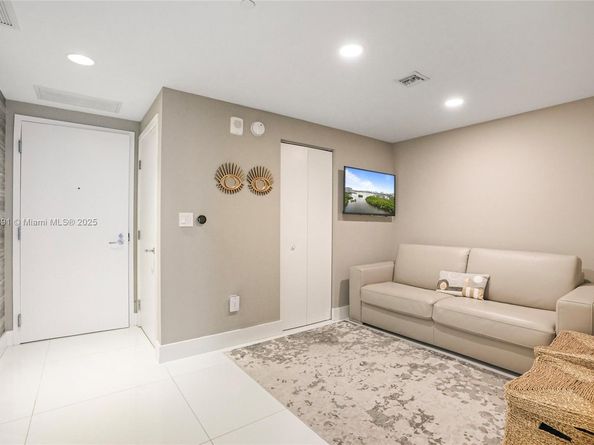 16385 Biscayne 1618+ 2 Parking, North Miami Beach FL 33160