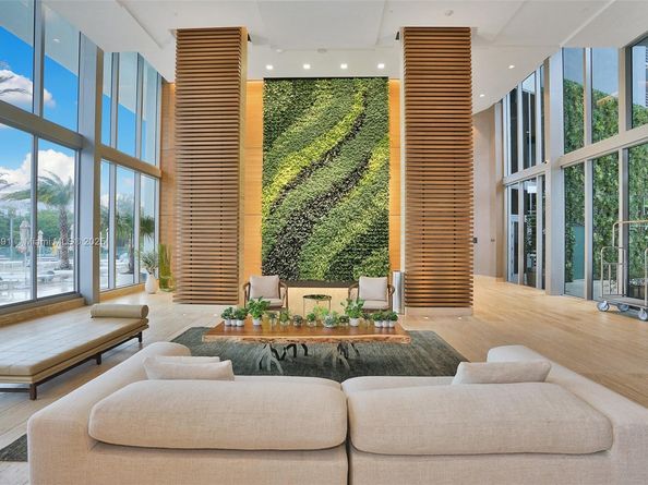 16385 Biscayne 1618+ 2 Parking, North Miami Beach FL 33160