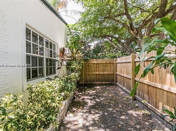 1717 NE 12th St, Fort Lauderdale FL 33304