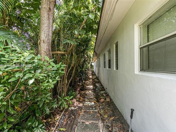 1717 NE 12th St, Fort Lauderdale FL 33304