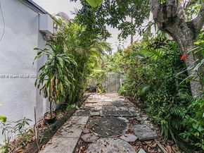 1717 NE 12th St, Fort Lauderdale FL 33304