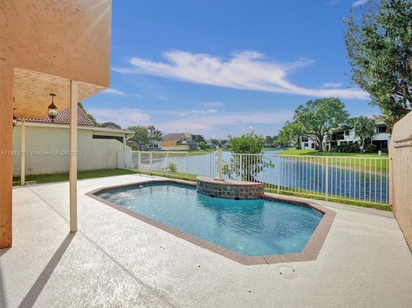 6330 NW 77th Ct, Parkland FL 33067