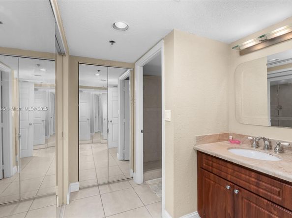 Undisclosed Address #A11858155, Aventura FL 33180