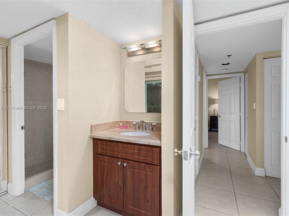 Undisclosed Address #A11858155, Aventura FL 33180