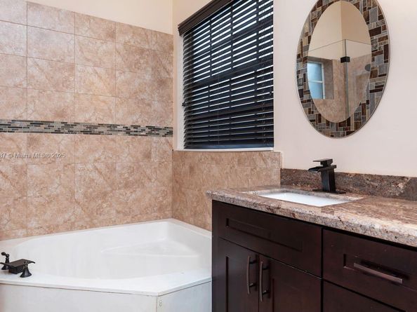 720 Verona Lake Dr, Weston FL 33326