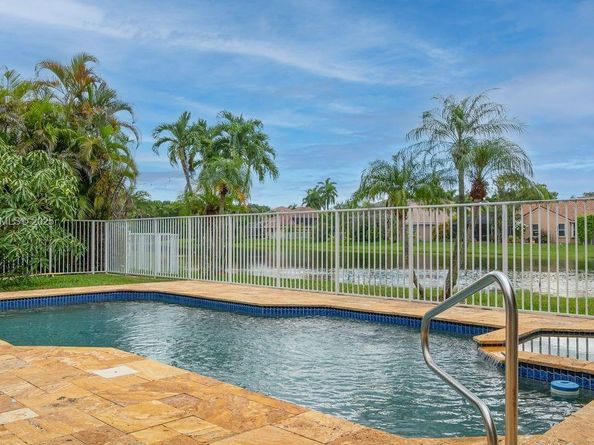720 Verona Lake Dr, Weston FL 33326