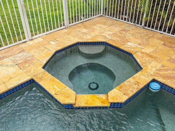720 Verona Lake Dr, Weston FL 33326