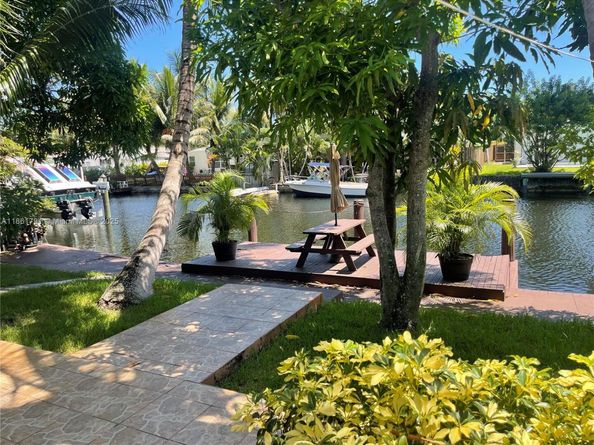 2626 Thomas St, Hollywood FL 33020